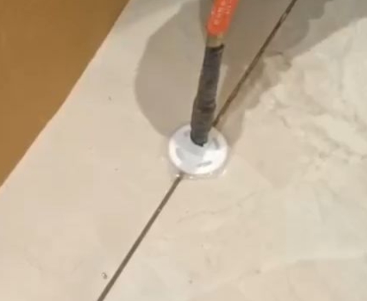 盐都瓷砖空鼓维修公司专业解答瓷砖在铺贴过程中，如果没有涂抹均匀到位的粘结材料（如水泥砂浆或瓷砖胶），可能会导致以下问题